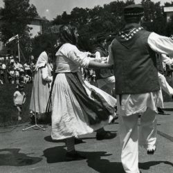 Folklorna skupina iz Starega trga ob Kolpi pleše <em>Dober večer, staru majku</em> na Jurjevanju 1970. Izvirnik hrani Glasbenonarodopisni inštitut ZRC SAZU.