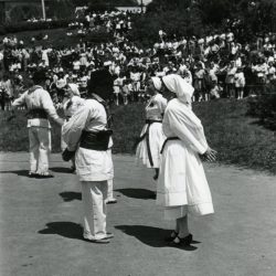 Folklorna skupina iz Preloke pleše <em>šrotiš</em> na Jurjevanju 1970. Izvirnik hrani Glasbenonarodopisni inštitut ZRC SAZU.