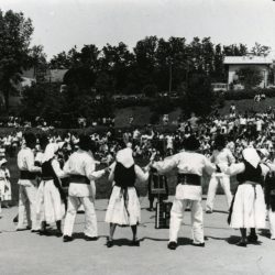 Folklorna skupina iz Bojancev med kolanjem ob petju pesmi <em>Pod onom gorom zelenom</em> na Jurjevanju 1972. Izvirnik hrani Glasbenonarodopisni inštitut ZRC SAZU.