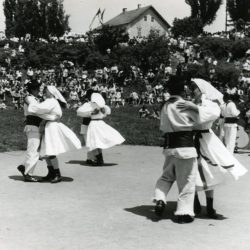 Folklorna skupina iz Preloke pleše <em>Carsko kaso</em> na Jurjevanju 1972. Izvirnik hrani Glasbenonarodopisni inštitut ZRC SAZU.