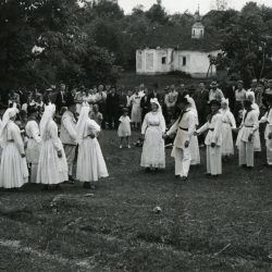 People from Metlika dancing Al je kaj trden ta vaš most in the meadow by St. Martin’s Church on 12 July 1936.