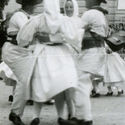 Člani folklorne skupine iz Vinice plešejo <em>zvezdo</em> na črnomaljskem festivalu 18. 6. 1939. Izvirnik hrani Glasbenonarodopisni inštitut ZRC SAZU.