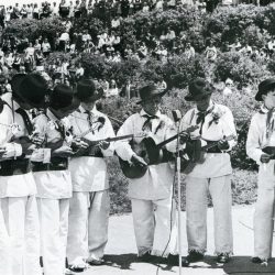 Tamburaši folklorne skupine iz Preloke na Jurjevanju 1972. Izvirnik hrani Glasbenonarodopisni inštitut ZRC SAZU.