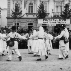Člani folklorne skupine iz Vinice plešejo <em>Igraj kolo</em> na črnomaljskem festivalu 18. 6. 1939. Izvirnik hrani Glasbenonarodopisni inštitut ZRC SAZU.