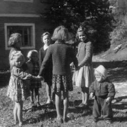 Otroci pri plesni igri na Dolenjskem, 1956. Izvirnik hrani Glasbenonarodopisni inštitut ZRC SAZU.