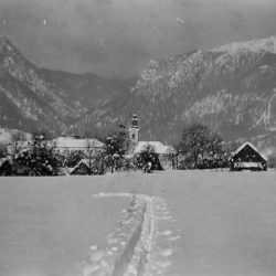 Begunje na Gorenjskem pozimi, 1940. Izvirnik hrani Glasbenonarodopisni inštitut ZRC SAZU.