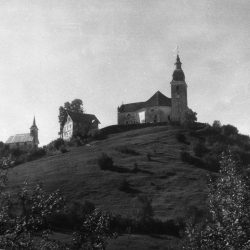 Cerkev z župniščem na Dolenjskem, 1956. Izvirnik hrani Glasbenonarodopisni inštitut ZRC SAZU.