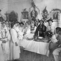 Nevesti nosijo darove, 1912. Izvirnik hrani Glasbenonarodopisni inštitut ZRC SAZU.