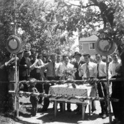 Šranganje neveste na Koroškem, 1956. Izvirnik hrani Glasbenonarodopisni inštitut ZRC SAZU.