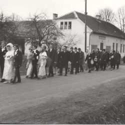 Svatje na poti v cerkev. Gornji Senik/Felsőszölnök, 1970. Izvirnik hrani Glasbenonarodopisni inštitut ZRC SAZU.