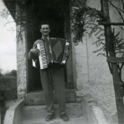 Harmonikar Jože Starešinič iz Preloke ob snemanju sodelavcev Glasbenonarodopisnega inštituta leta 1957. Izvirnik hrani Glasbenonarodopisni inštitut ZRC SAZU.