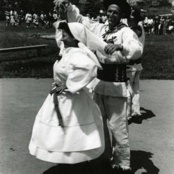 Par folklorne skupine iz Preloke med plesom <em>sirotice</em> na Jurjevanju 1972. Izvirnik hrani Glasbenonarodopisni inštitut ZRC SAZU.