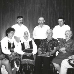 Bojančani so zapeli ob predstavitvi knjige <em>Uskoška pesemska dediščina Bele krajine</em>, 1996. Izvirnik hrani Glasbenonarodopisni inštitut ZRC SAZU.