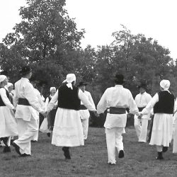 Folkorna skupina iz Metlike pleše bojanske plese, 2010. Foto: Gorazd Končar.