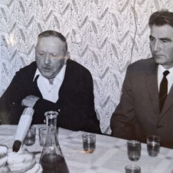 J. Hribar in J. Frontini med snemanjem Glasbenonarodopisnega inštituta v Hudem 21. novembra 1968. Izvirnik hrani Glasbenonarodopisni inštitut ZRC SAZU.