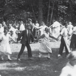 Ples čindara na gostiji po novi maši. Renkovci pri Turnišču, 1934. Izvirnik hrani Glasbenonarodopisni inštitut ZRC SAZU.