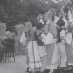 Folklorna skupina iz Beltinec med plesom gospod, gospa z vrtanki ob spremljavi Kociprove bande. B. k., 1955. Izvirnik hrani Glasbenonarodopisni inštitut ZRC SAZU.