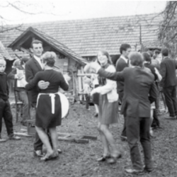 Svatba – ples v jutranjih urah na dvorišču pred razhodom svatov. Gornji Senik, 1970. Izvirnik hrani Glasbenonarodopisni inštitut ZRC SAZU.