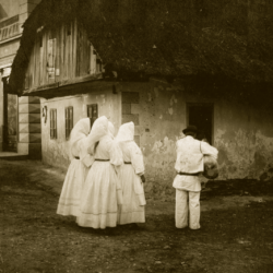 Viniške <em>kresnice</em> s piskačem leta 1912. Foto: Rudolf Persetić; izvirnik hrani Glasbenonarodopisni inštitut ZRC SAZU.