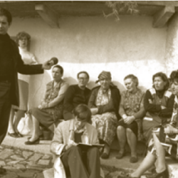 Snemanje v Dolenjem Marsinu v Benečiji leta 1975. Med pevci sta sodelavca Glasbenonarodopisnega inštituta Julijan Strajnar in dr. Marko Terseglav. Izvirnik hrani Glasbenonarodopisni inštitut ZRC SAZU.
