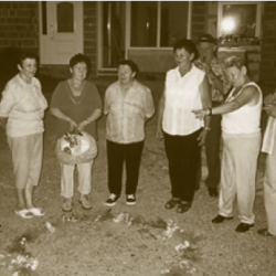 Kresnice v Adlešičih v Beli krajini, kjer še nadaljujejo izročilo kresovanja. Ob petju kresnih pesmi 23. junija 2002. Izvirnik hrani Glasbenonarodopisni inštitut ZRC SAZU.