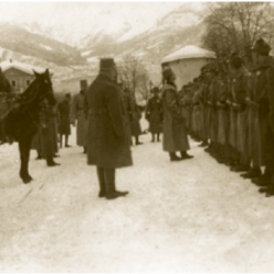 Slovenski fantje v Judenburgu, v kraju snemanja pesmi slovenskih vojakov, med prvo svetovno vojno. Izvirnik hrani Aleš Koželj, Kamnik.