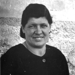 Pevka Kristina Majerle iz Starega trga ob Kolpi, 1963.