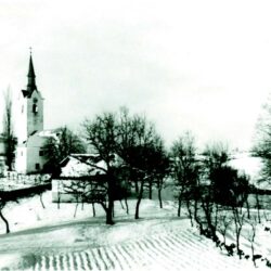 Cerkev v Adlešičih pozimi 1934. (Arhiv Alojza Cvitkoviča)