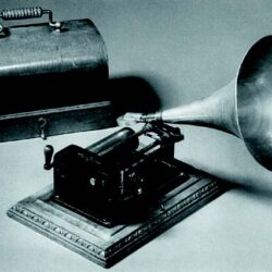 Fonograf Excelsior iz Phonogramm-Archiva v Berlinu, na kakršnega je snemal dr. Juro Adlešič leta 1914. (Ziegler 2006: 394)