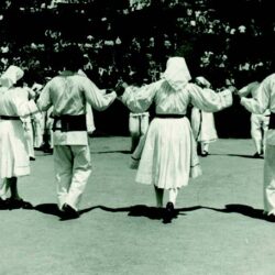 Folklorna skupina iz Adlešičev pleše Lipa mi je, lipa mi je na Jurjevanju v Črnomlju leta 1972. (Fototeka GNI)