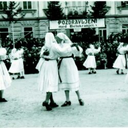 Folklorna skupina iz Adlešičev pleše na festivalu v Črnomlju leta 1939. (Fototeka GNI)