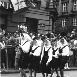 Pevke iz Velike Varnice v slavnostnem sprevodu na Mednarodnem folklornem festivalu. Zagreb, 1975 (Arhiv Mednarodnega folklornega festivala v Zagrebu). 