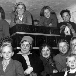 Recording song traditions in Krivčevo, 1962, with Kati Turk in the centre. ZRC SAZU,
Archives of the Institute of Ethnomusicology.