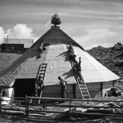 Traditions are preserved mainly by people who are aware of their importance. Building an oval shepherd’s hut in Velika planina in 2005. From the archive of Rajko Cerar, Sidraž.