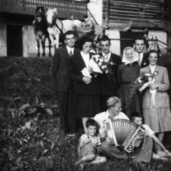 Pred odhodom na
poroko, Godič 1954.
Iz arhiva Marice Ftičar,
Mekinje.