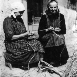 Starejše žene so ob mirnih delih
pogosto pele pripovedne in nabožne
pesmi. Pletenje slamnatih kit
v Buču okrog leta 1950. Iz arhiva
Terezije Zore, Buč.