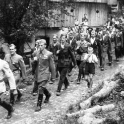 Partizanske pesmi so se po
2. svetovni vojni ohranjale
z različnimi spominskimi
prireditvami. Nekdanji tuhinjski
partizani ob obnovi
partizanske bolnišnice Pod
lipo leta 1958. Iz arhiva Jožeta
Baloha, Zgornji Tuhinj.