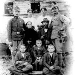 The image of traditional Slovenian military songs was influenced by their connection to everyday life. Family in Boštanj during the First World War; SEM (Slovenian Ethnographic Museum, Ljubljana) archives.