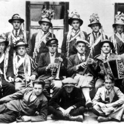 After the First World War, old customs were preserved within new national frameworks: the recruits from the Rába Valley, known as regrutke, wore typical nosegays (korine) on their hats and the Hungarian tricolor on their chests. Recruits from Felsőszölnök circa 1940; archives of the Avgust Pavel Museum in Szentgotthárd.