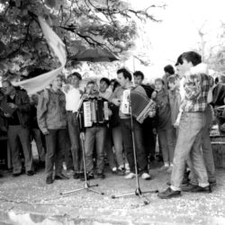 Military song gave recruitment in the independent Republic of Slovenia a new message. Recruitment in Ilirska Bistrica on 23 May 1992; photo by Tanja Tomažič; SEM archives.