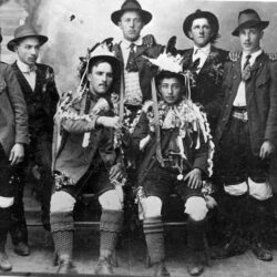 Military service brought both anxiety and respect. The high esteem of the recruits was most strongly expressed by the custom in which those not accepted turned over all their recruitment decorations to those that were accepted. Recruits in Rateče, 1912; SEM archives.