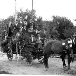 During peacetime, songs of farewell that usually accompanied departure into the military were primarily sung by boys while serenading. Young men from Rova near Radomlje being recruited, 8 July 1926; SEM archives.