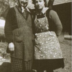 Angela Košmerlj, vulgo Gornikova (1909) and her daughter Marija (1947), Gorenje Laze, 1965.